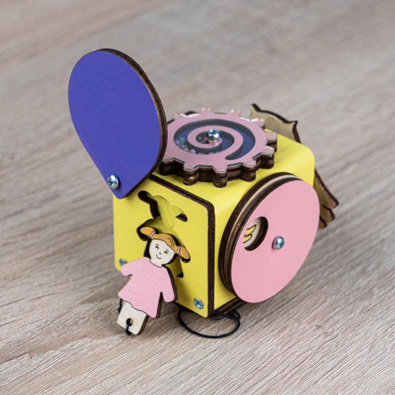 Busy Cube "Girl"